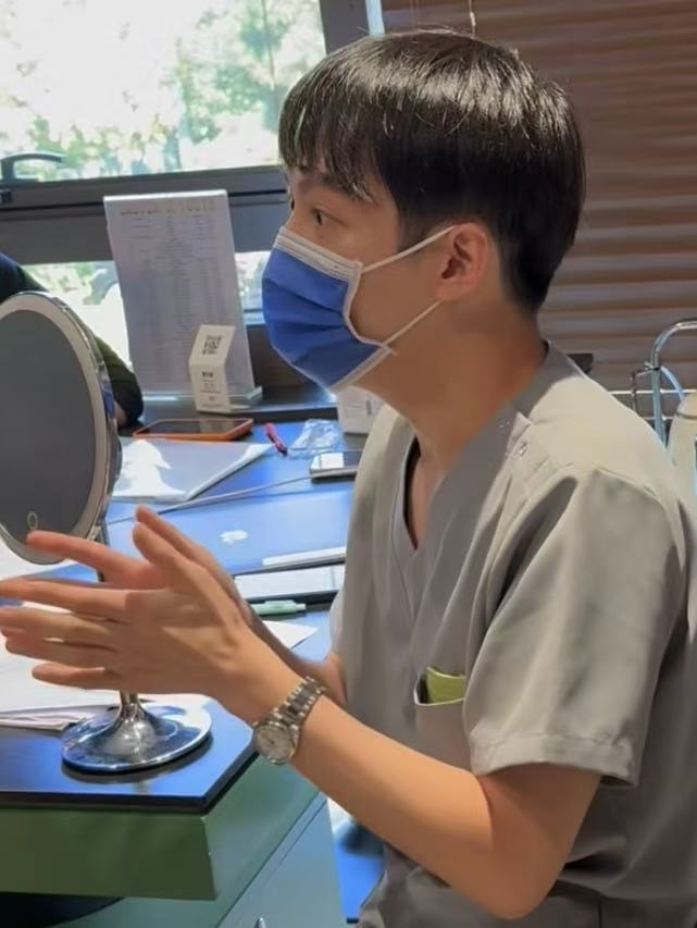 面诊 李奕頲医师在诊室为患者面诊,神情专注,周围环境整洁专业
